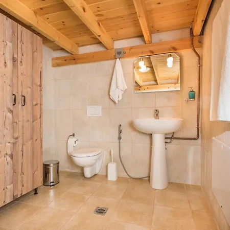 Aradena Traditional House 3 *