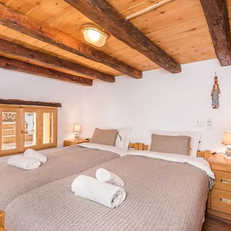 Holiday home Aradena Traditional House 3 Aradhaina
